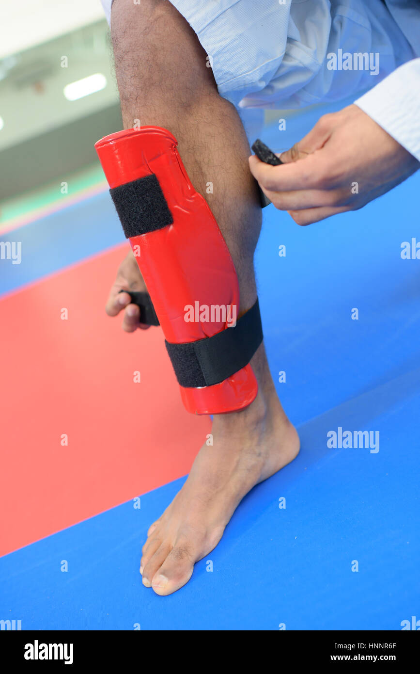 Messa sulla sua gamba guard Foto Stock