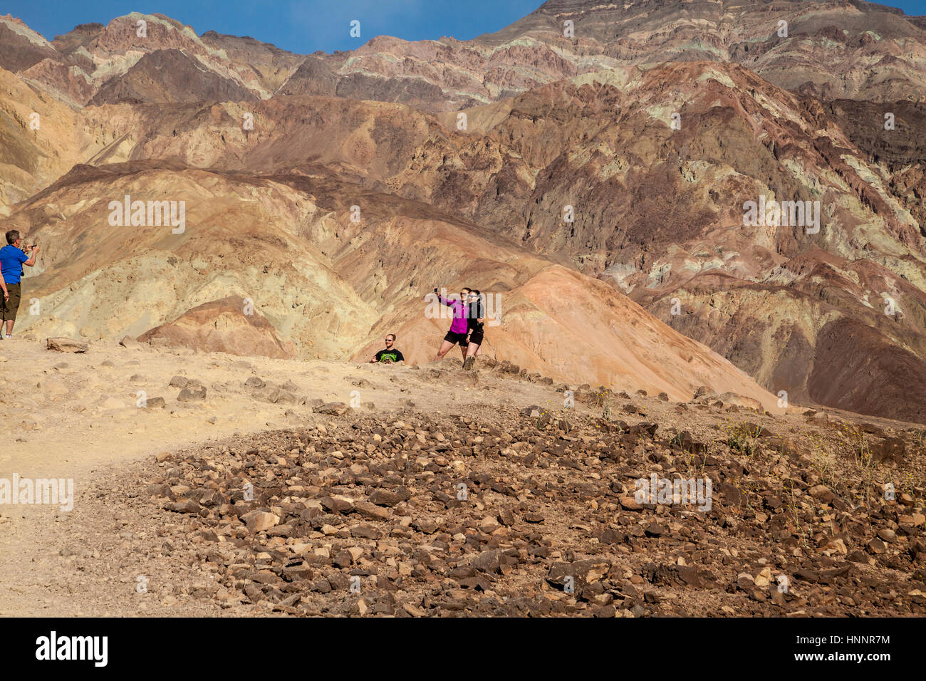 Turisti femmina tenendo selfie nella Death Valley, California, Stati Uniti d'America Foto Stock