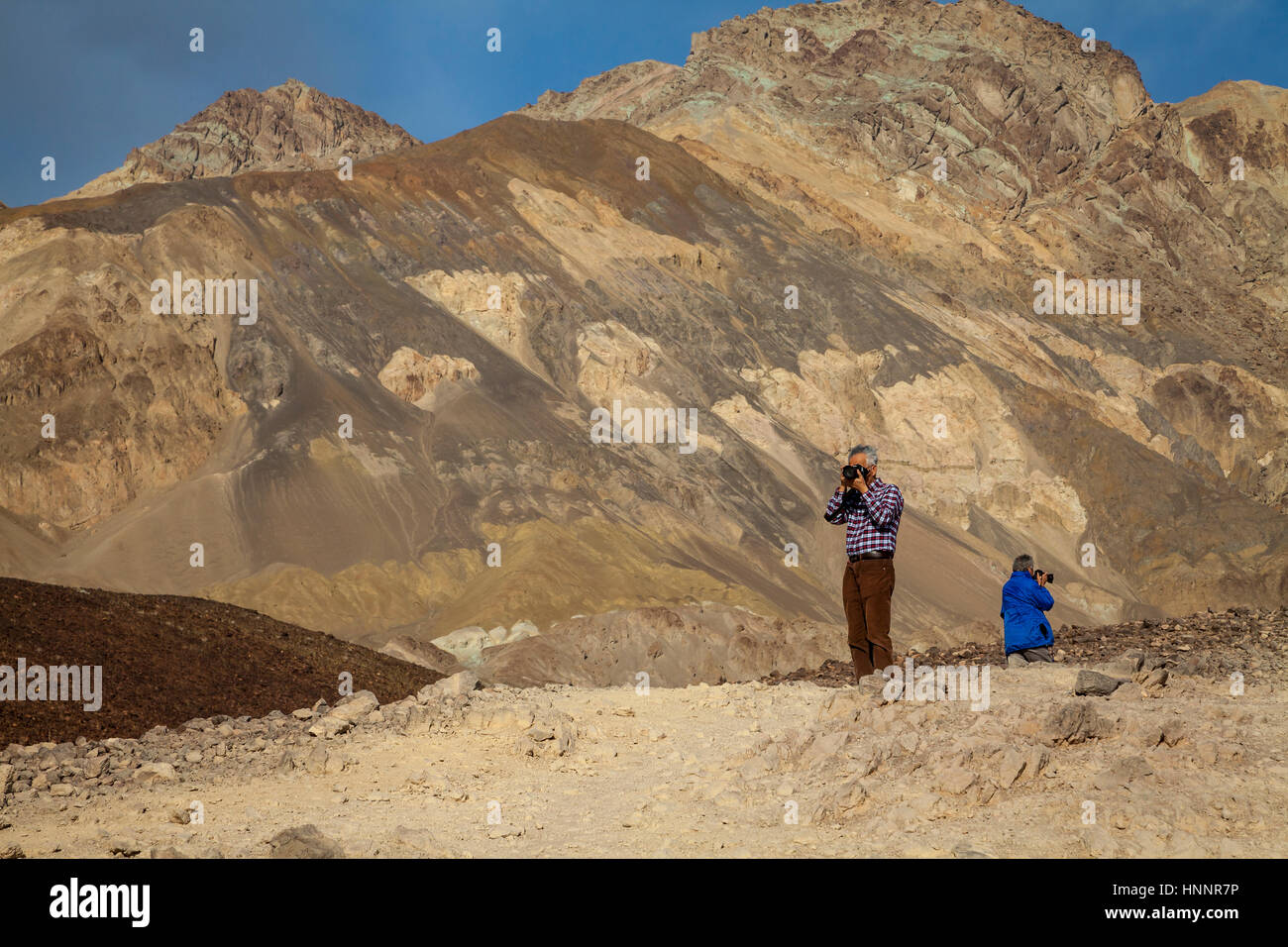 Maschio di turisti fotografare nella Death Valley, California, Stati Uniti d'America Foto Stock