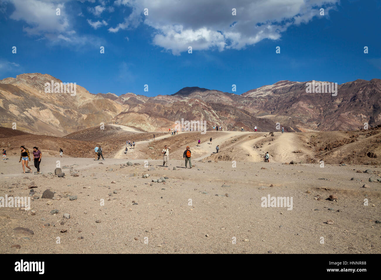 I turisti escursioni a piedi su un sentiero nel Parco Nazionale della Valle della Morte, CALIFORNIA, STATI UNITI D'AMERICA Foto Stock