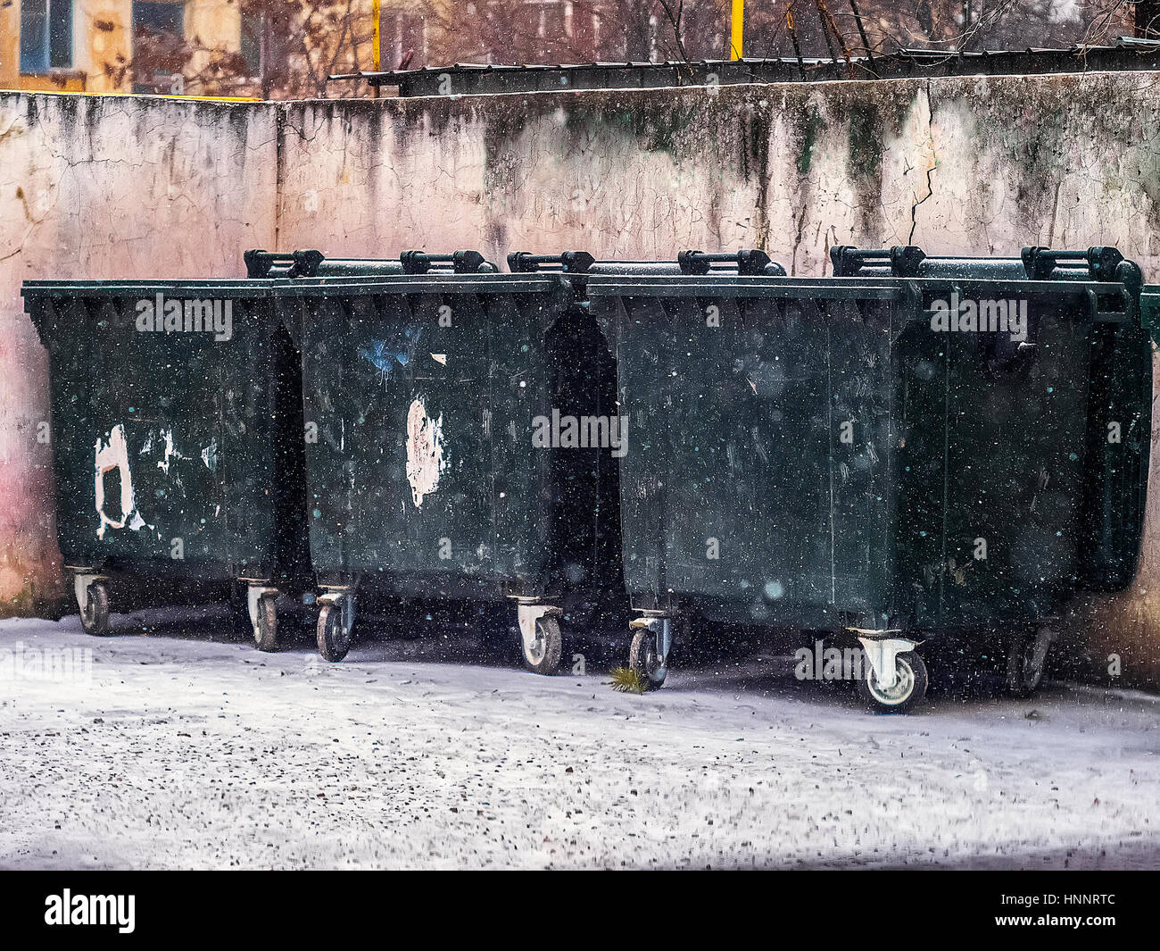 Tre grandi polvere trash bin in inverno la neve Foto Stock