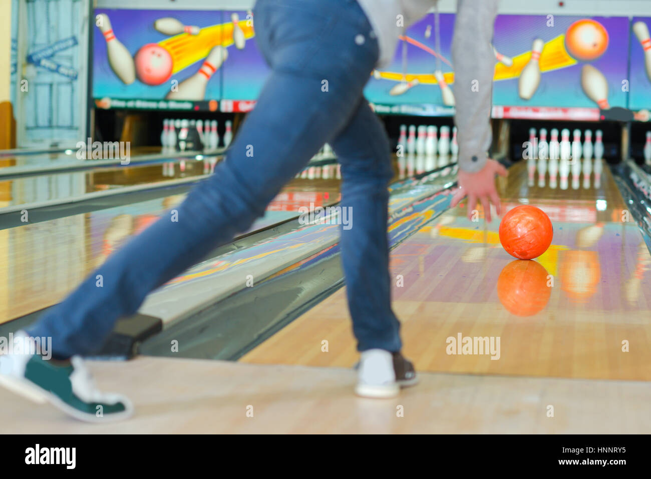 L'uomo ten pin bowling Foto Stock