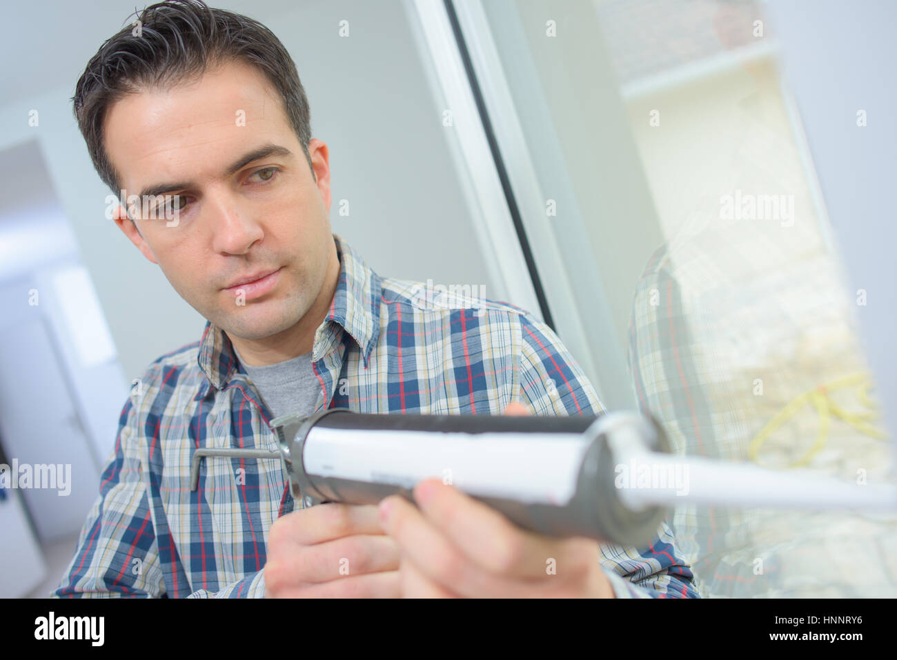 Vetraio sigillatura di un vetro Foto Stock