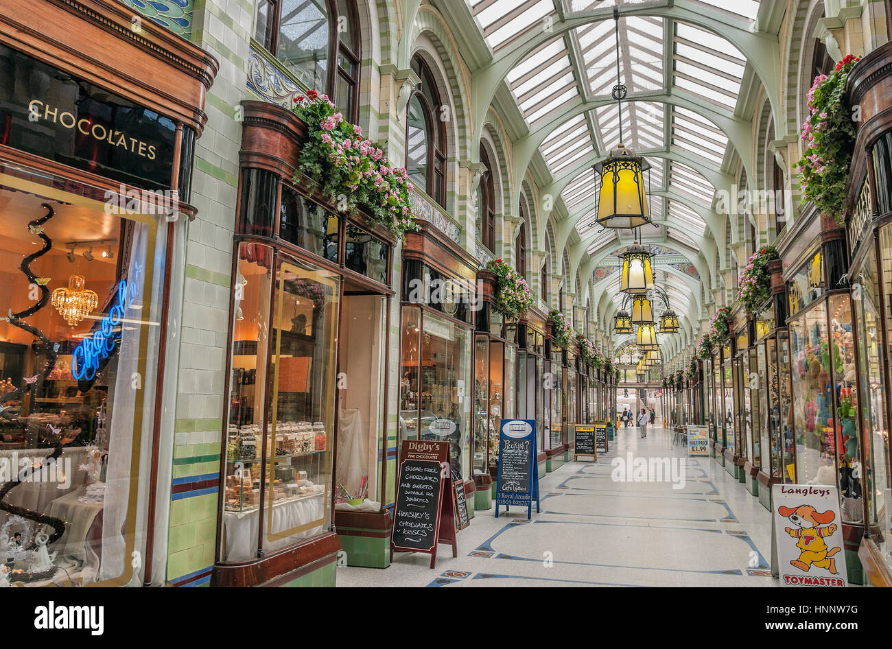 Norwich Royal Arcade, che va dal mercato verso il Castello e fu progettato dall'architetto George Skipper nel 1899, Norwich, Norfolk Foto Stock