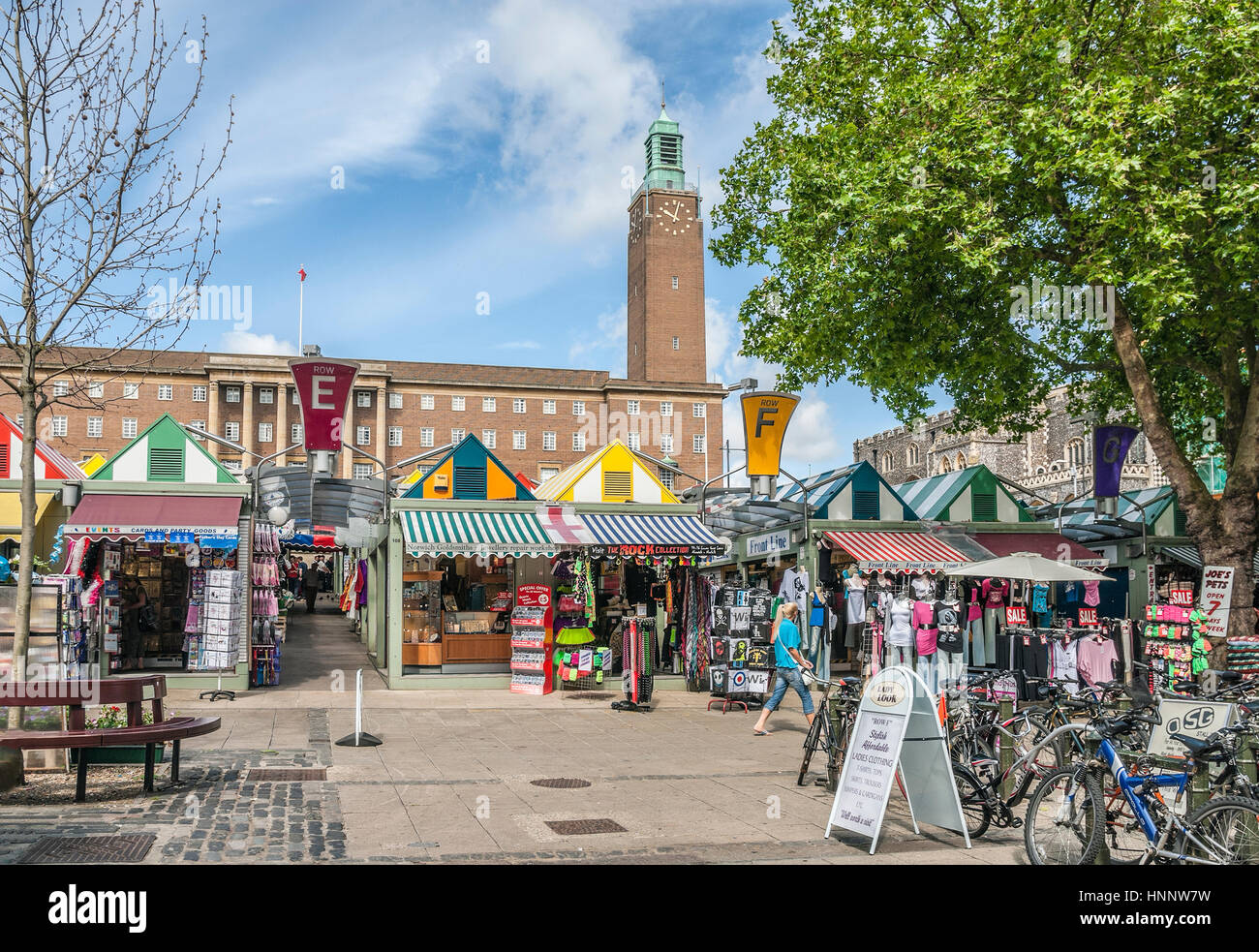 Bancarelle del mercato alla Piazza del mercato di Norwich con il Municipio sullo sfondo, Norfolk, Inghilterra, Regno Unito. Foto Stock
