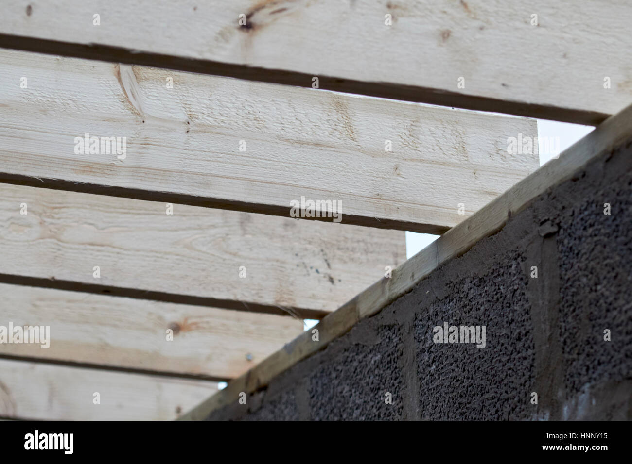 Riga del tetto in legno legnami puntone che termina sulla piastra a parete in estensione la costruzione nel Regno Unito Foto Stock