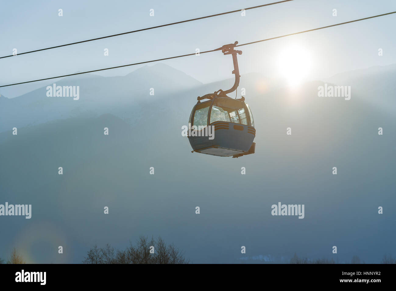 Funivia in funivia e sistema di trasporto per gli sciatori in sunset Foto Stock