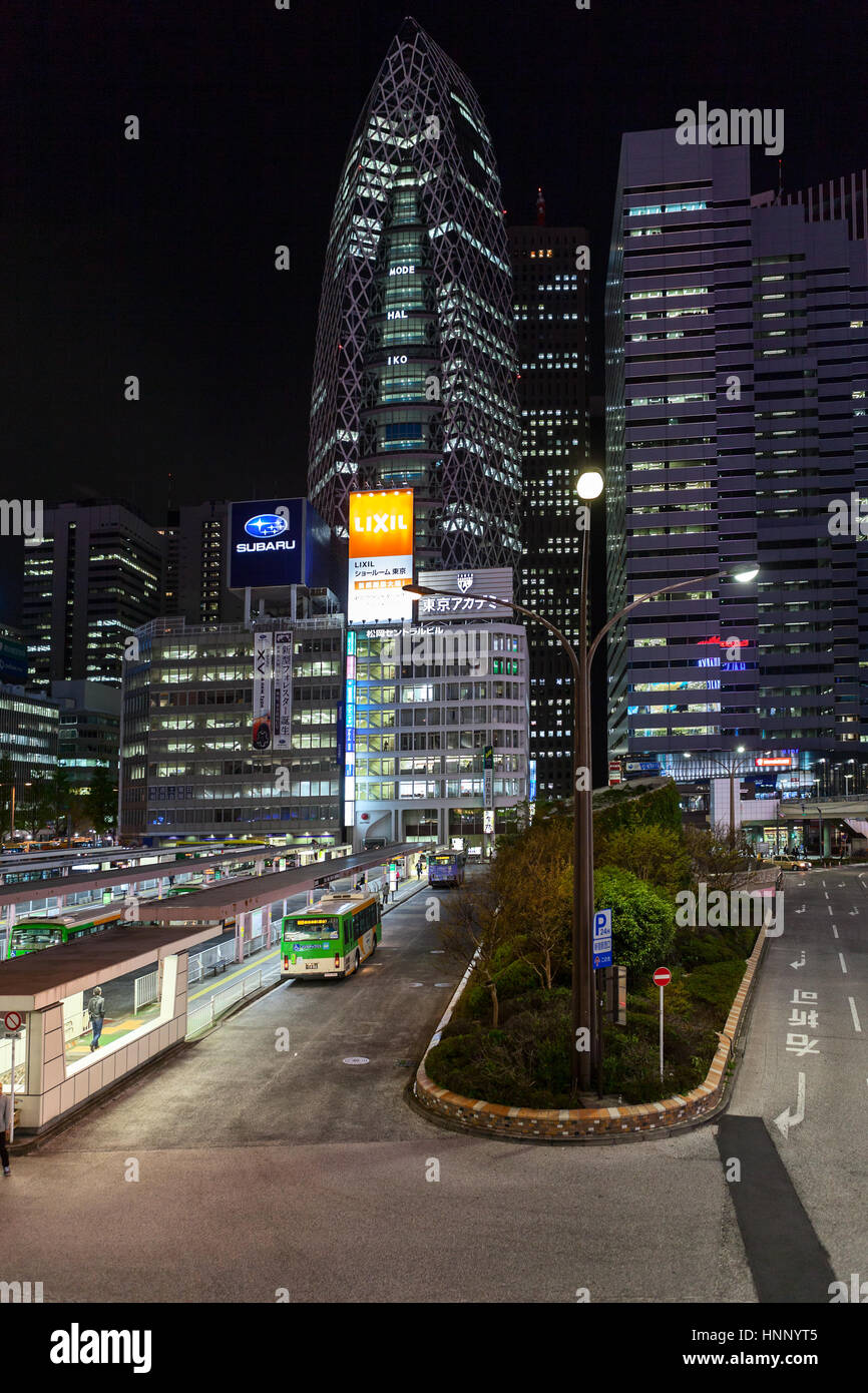 TOKYO, Giappone - CIRCA APR, 2013: Odakyu stazione bus è vicino all'edificio di Mode Gakuen Cocoon Tower in Nishi-Shinjuku nel quartiere Shinjuku di notte ti Foto Stock