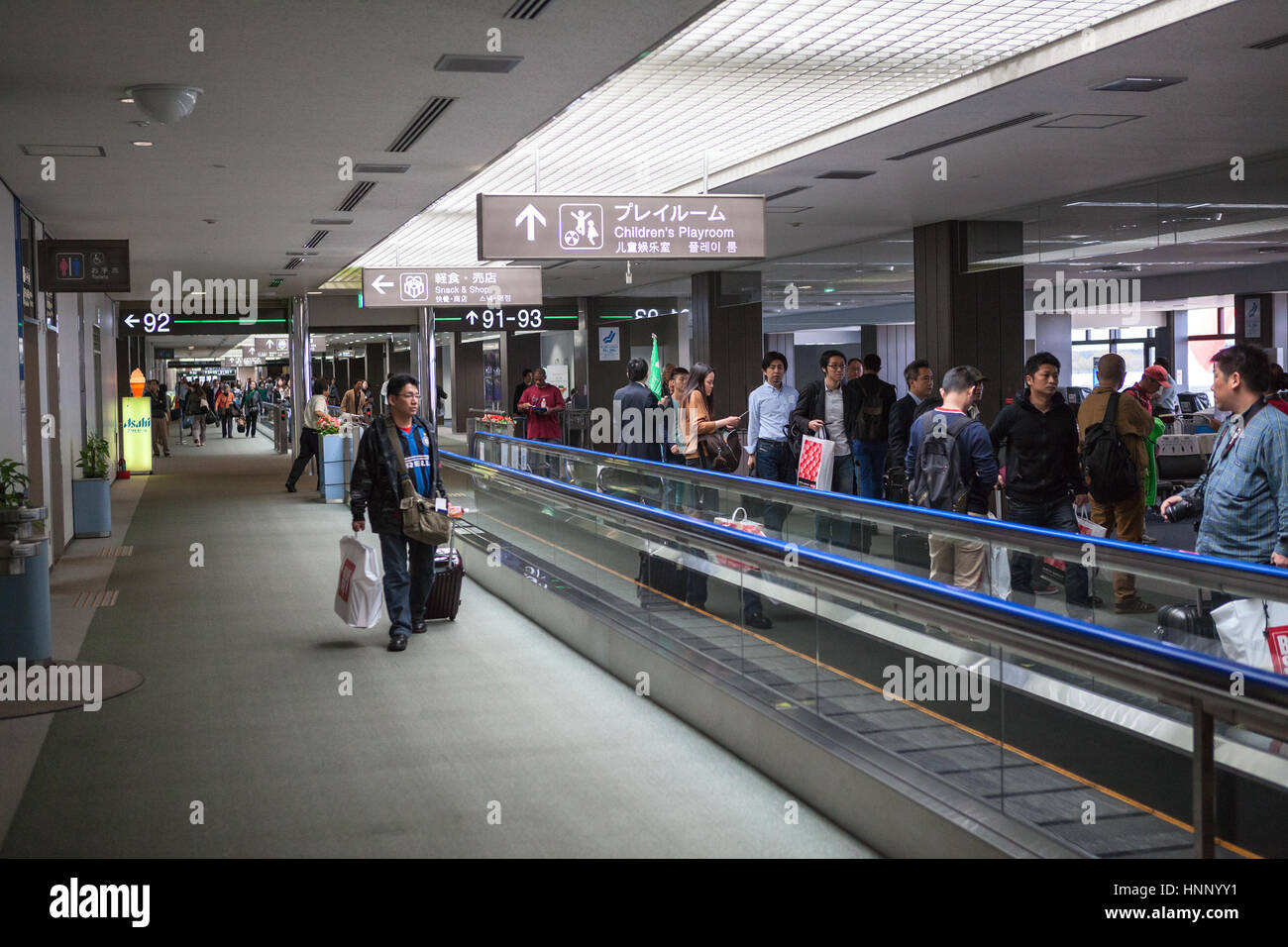 NARITA, Giappone - CIRCA APR, 2013: Passeggeri attendere per un volo in lounge vicino al tapis roulant. Aeroporto Internazionale di Narita è predominante aeroporto. Foto Stock