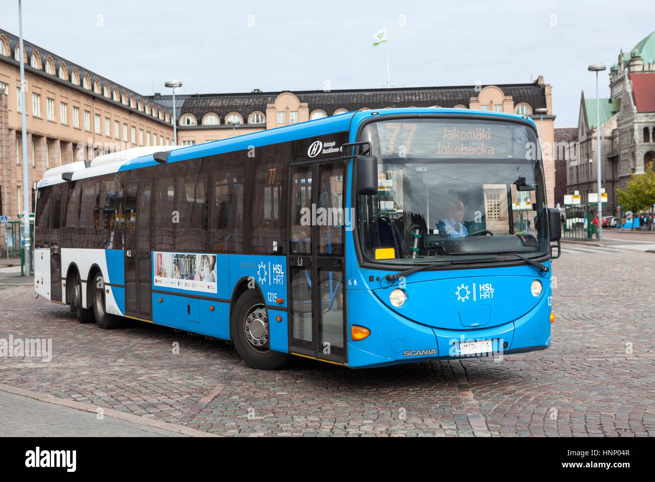 HELSINKI, Finlandia - CIRCA SEP, 2016: Blu passeggero bus pubblico inizia il percorso dalla piattaforma. Il Rautatientori serve come un mozzo centrale per il Finlandese t Foto Stock