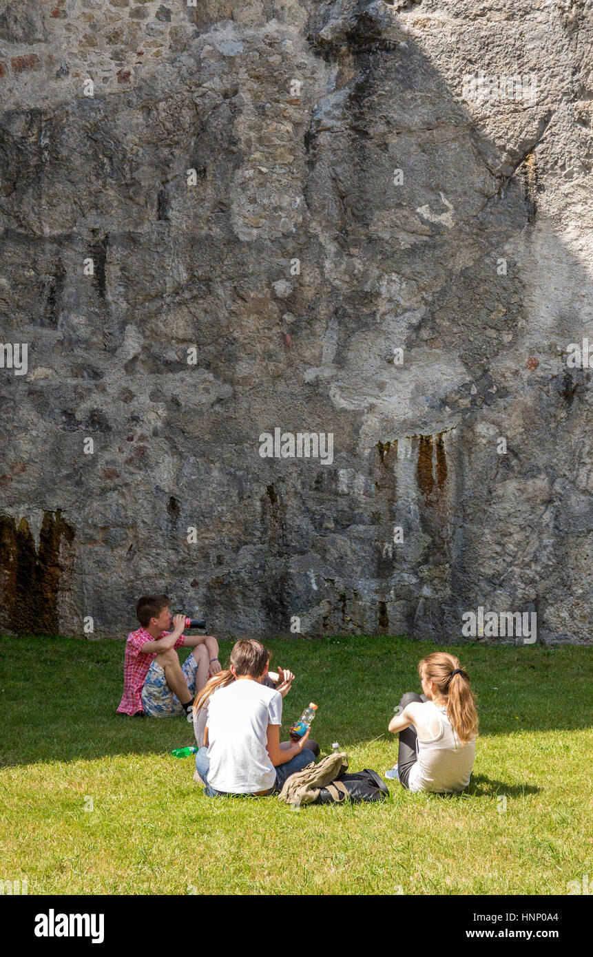 Ragazzi in appoggio in erba al castello Hohensalzburg di Salisburgo, Austria. Foto Stock