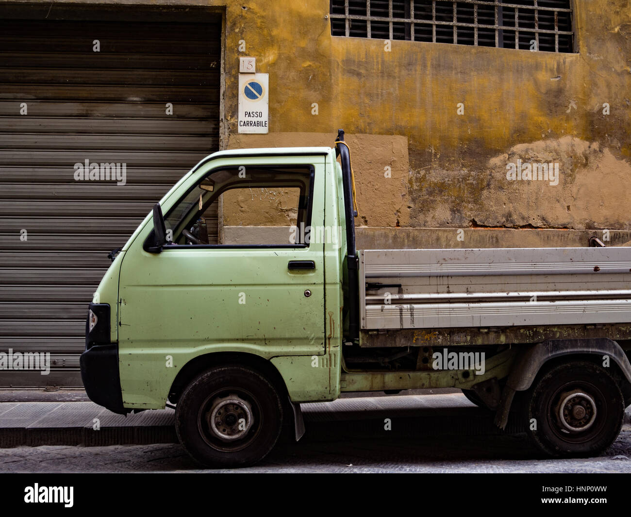 Piccolo Camion parcheggiato in uno stretto vicolo in Firenze, Toscana, Italia. Foto Stock