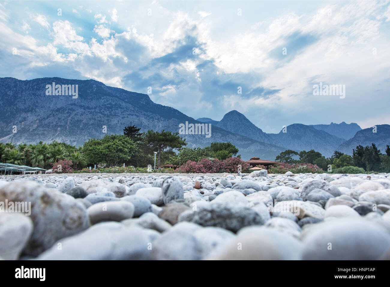 Raggi di sole che tramonta sulla montagna al mare. Foto Stock