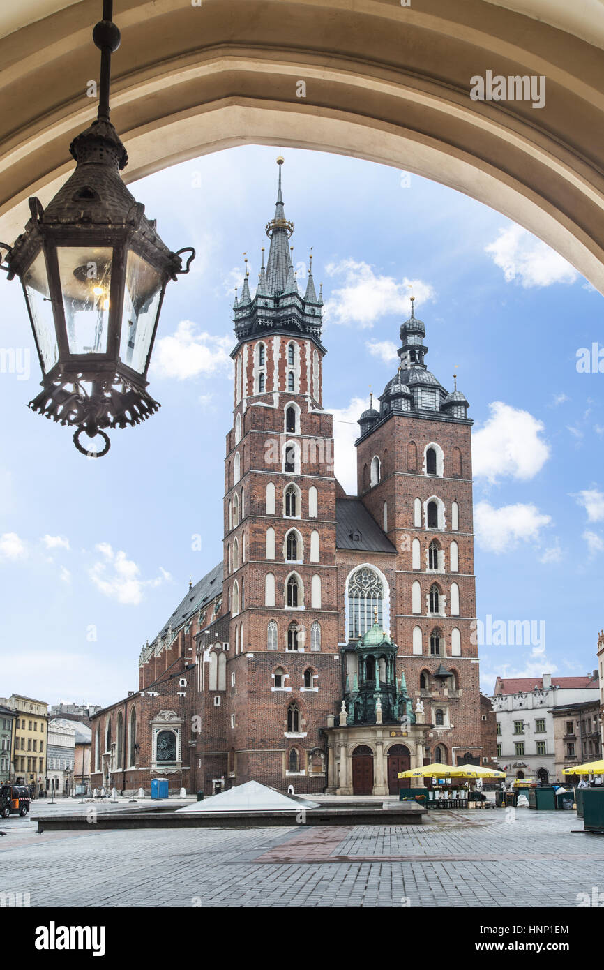 Santa Maria la Basilica e la Piazza Principale di Cracovia. Foto Stock