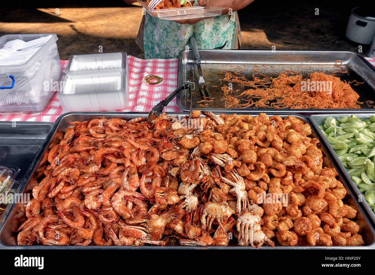 Thailandia street food stallo con una selezione di cibi cotti e frutti di mare preparati compresi i gamberetti, granchi e maiale fritto Foto Stock