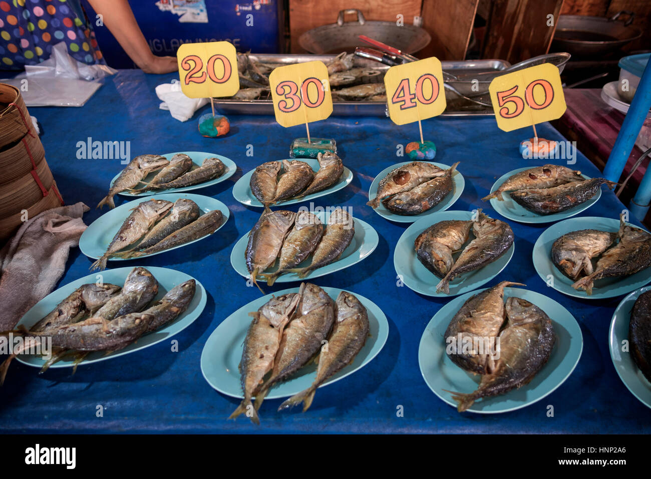 Thailandia sgombro piccolo pesce in vendita. Unico nel Golfo della Thailandia con le sue piccole dimensioni e forma rotonda e corta, Foto Stock