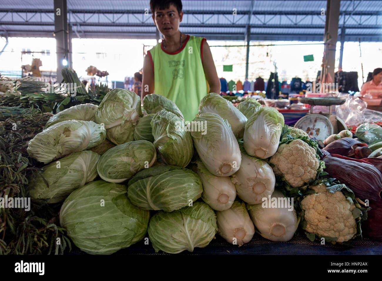 Thailandia mercato alimentare con verdure in vendita. Mercato Tailandese del Sud-est asiatico Foto Stock