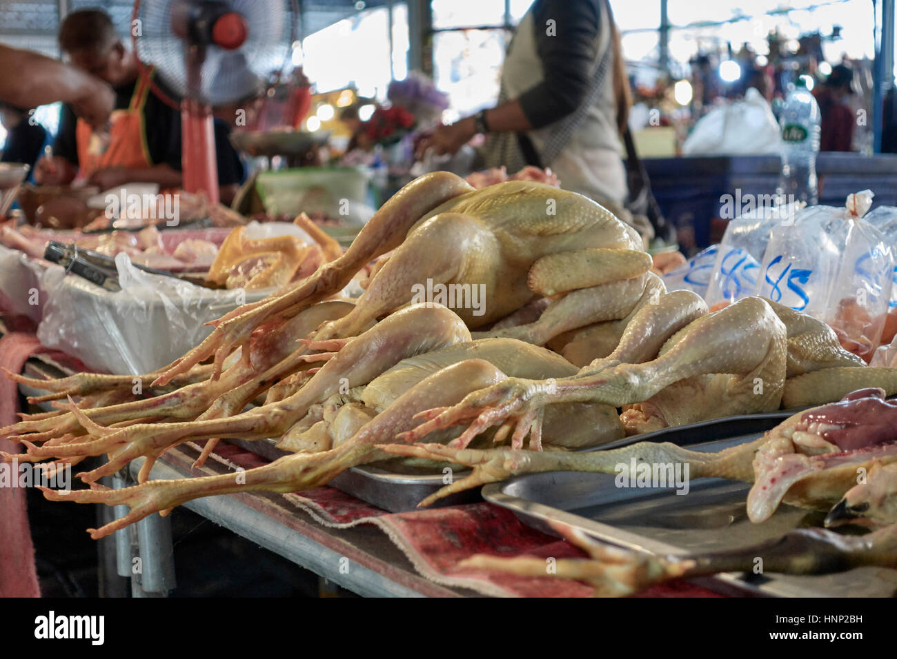 Thailandia mercato alimentare con pollo fresco per la vendita. Sud-est asiatico Foto Stock