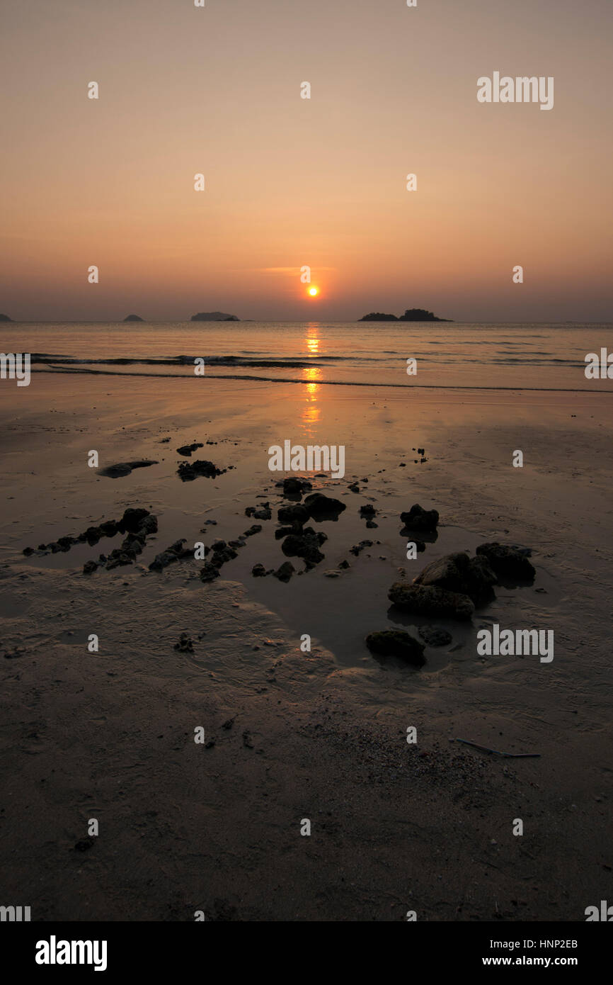 Rock in sabbia a Sunset Beach sull'isola di Koh Kood in Thailandia. Foto Stock