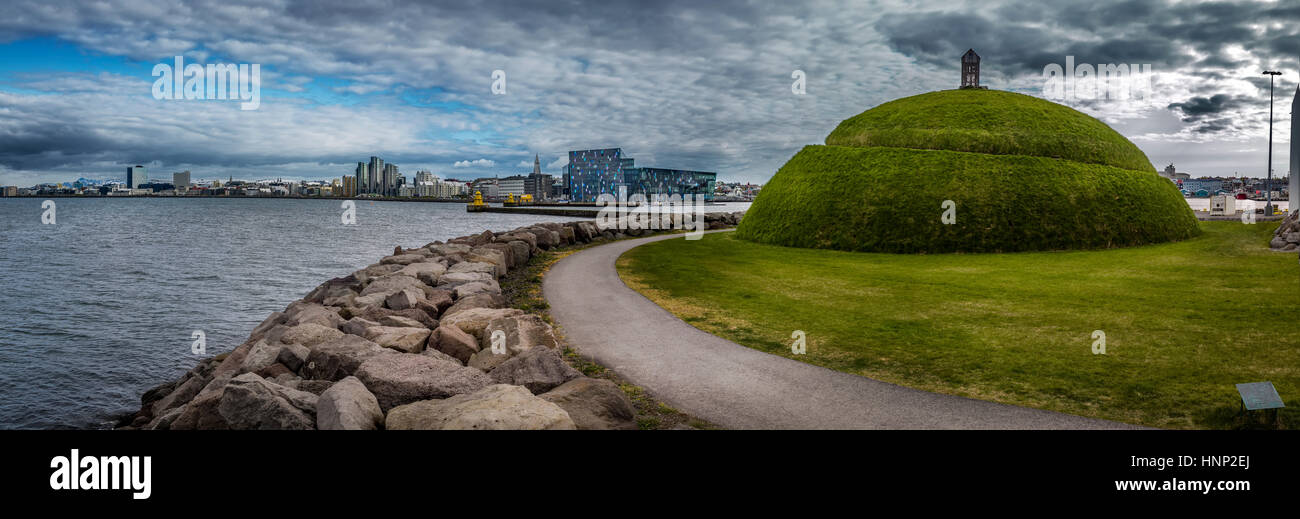 La scultura del paesaggio denominato la collina. Artwork da Olof Nordal, situato a Reykjavík porto vecchio, Islanda Foto Stock