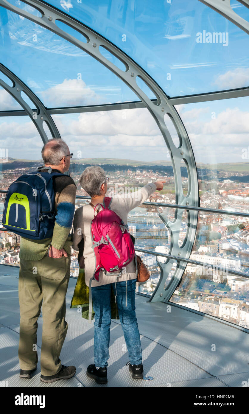 Visitatori godendo la vista dalla crescente pod o cabina del British Airways i360 torre di osservazione sul lungomare di Brighton. Vista verso nord. Foto Stock