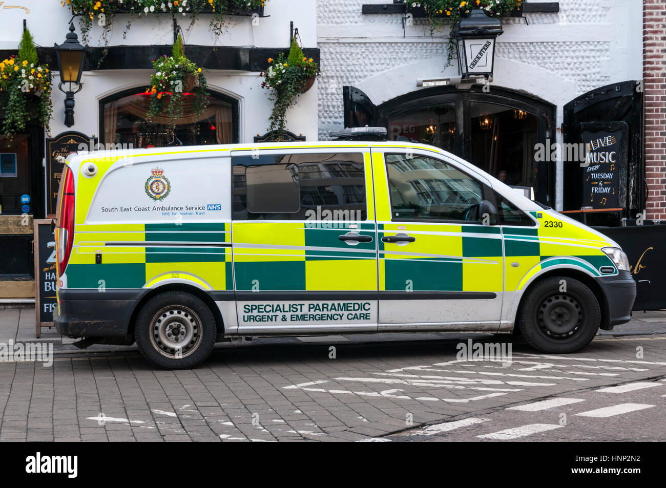 Logo e nome della costa Sud Orientale Ambulance Service NHS Foundation Trust sul lato di un paramedico ambulanza parcheggiata in Brighton. Foto Stock