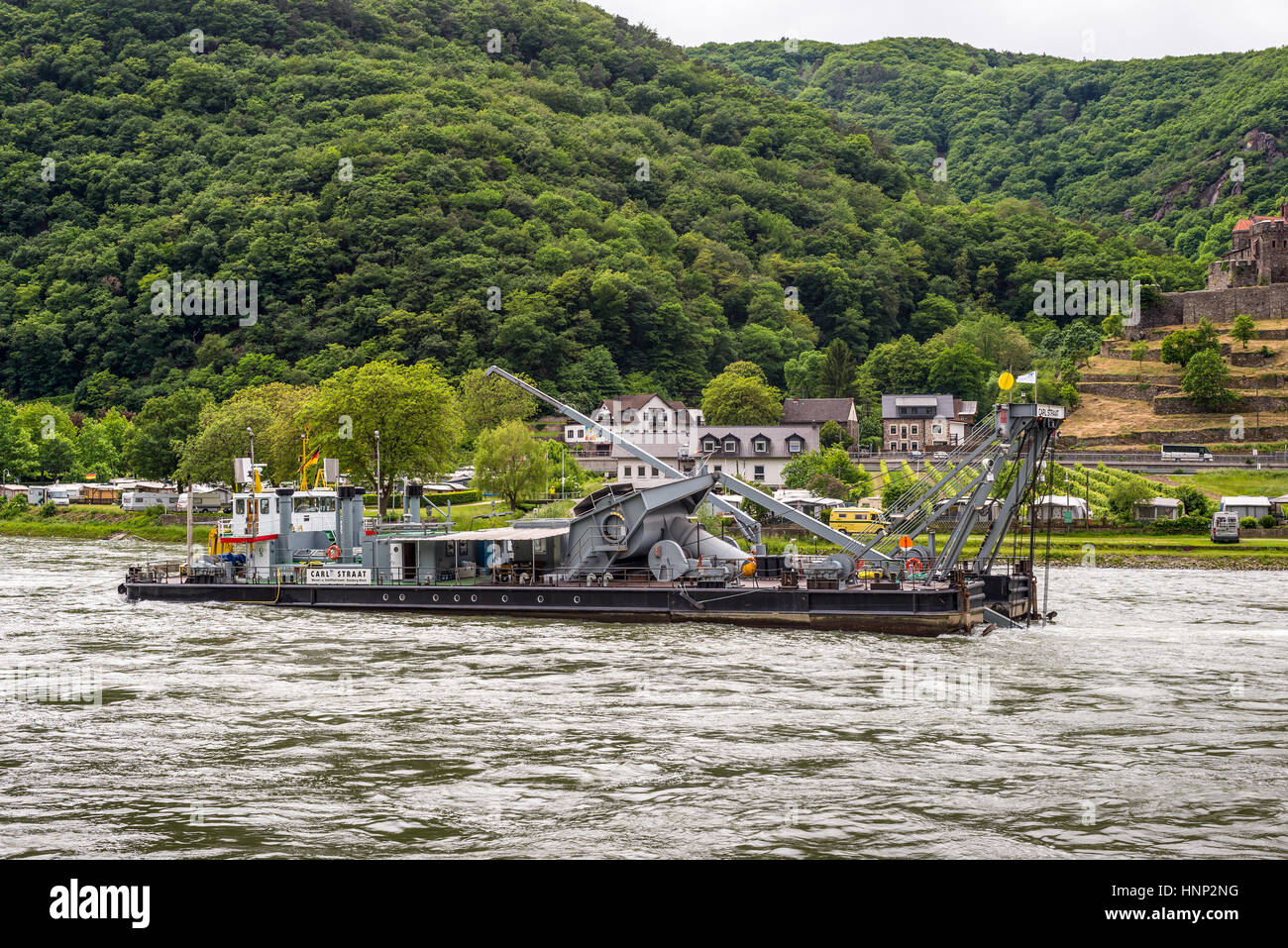 Trechtingshausen, Germania - 23 Maggio 2016: servizio nave Carl Straat sul fiume Reno vicino Trechtingshausen in tempo nuvoloso, Valle del Reno, UNESCO Foto Stock