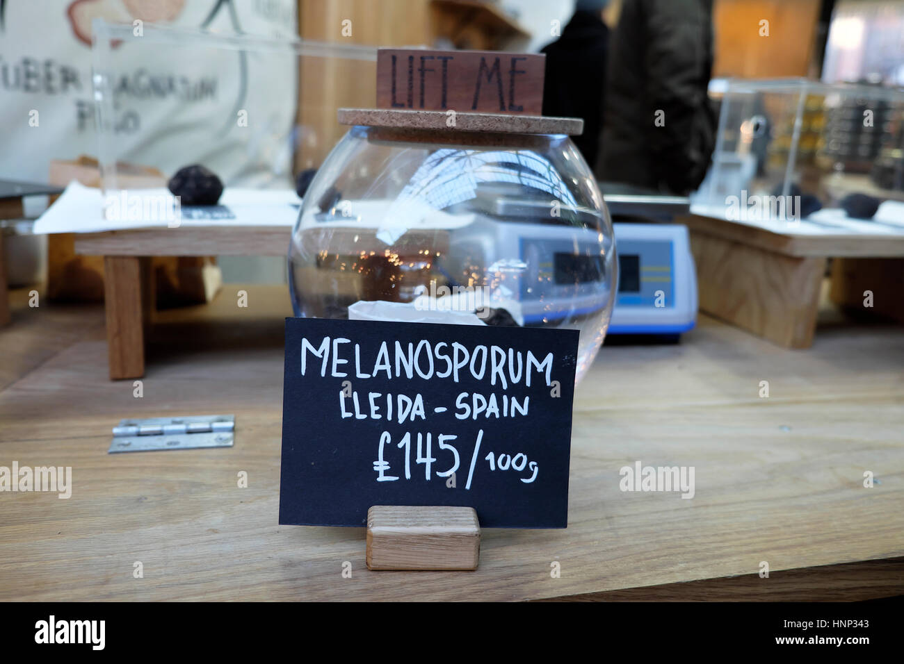 Spagnolo di tartufo nero in vetro terrario con Melanosporum segno e cartellino del prezzo per la vendita al mercato di Borough nel sud di Londra, UK KATHY DEWITT Foto Stock