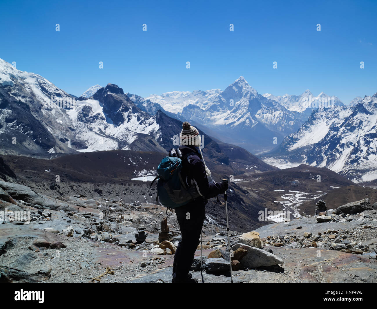 Trekker sul Campo Base Everest Trek in piedi con le montagne sullo sfondo Foto Stock