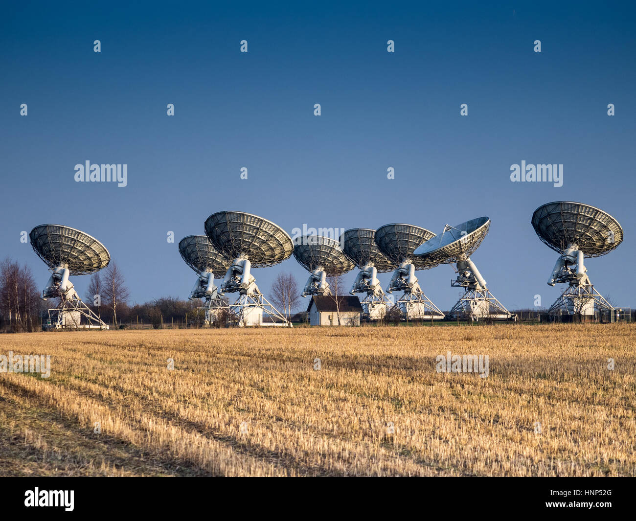 Diverse radio telescopi, parte di Mullard Radio Astronomy Observatory Arcminute Microkelvin Imager Array di grandi dimensioni nr Cambridge. Foto Stock