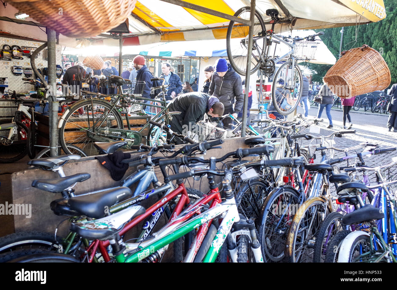 Le riparazioni della bici e Vendite da uno stallo nel mercato di Cambridge Foto Stock