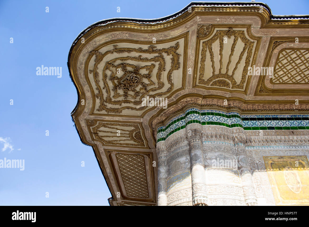 Vista ravvicinata dei dettagli di Sultan Fountain di Ahmed III. Si tratta di in un bagno turco in stile rococò struttura situata nella grande piazza di fronte al cancello imperiale Foto Stock