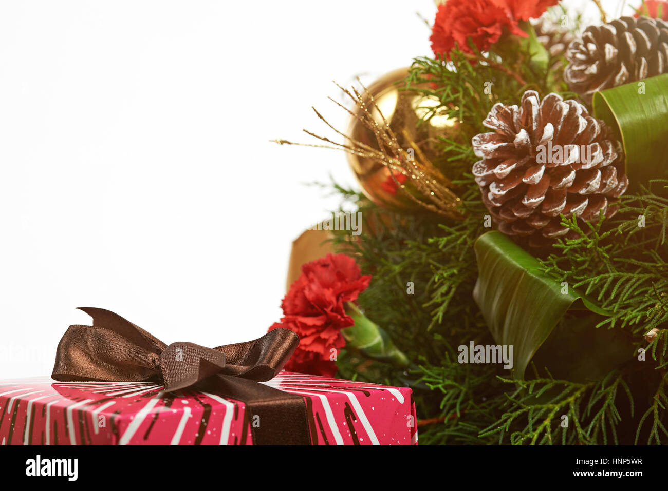 Confezione regalo rossa con nastro e decorazione di Natale isolato su sfondo bianco Foto Stock