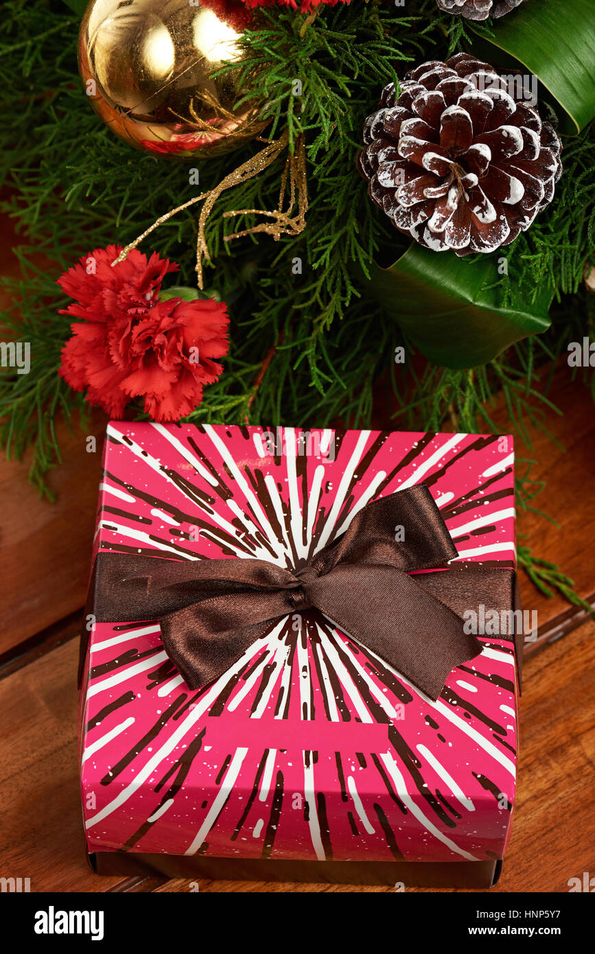 Un regalo di Natale scatola con decorazione di pigna Foto Stock