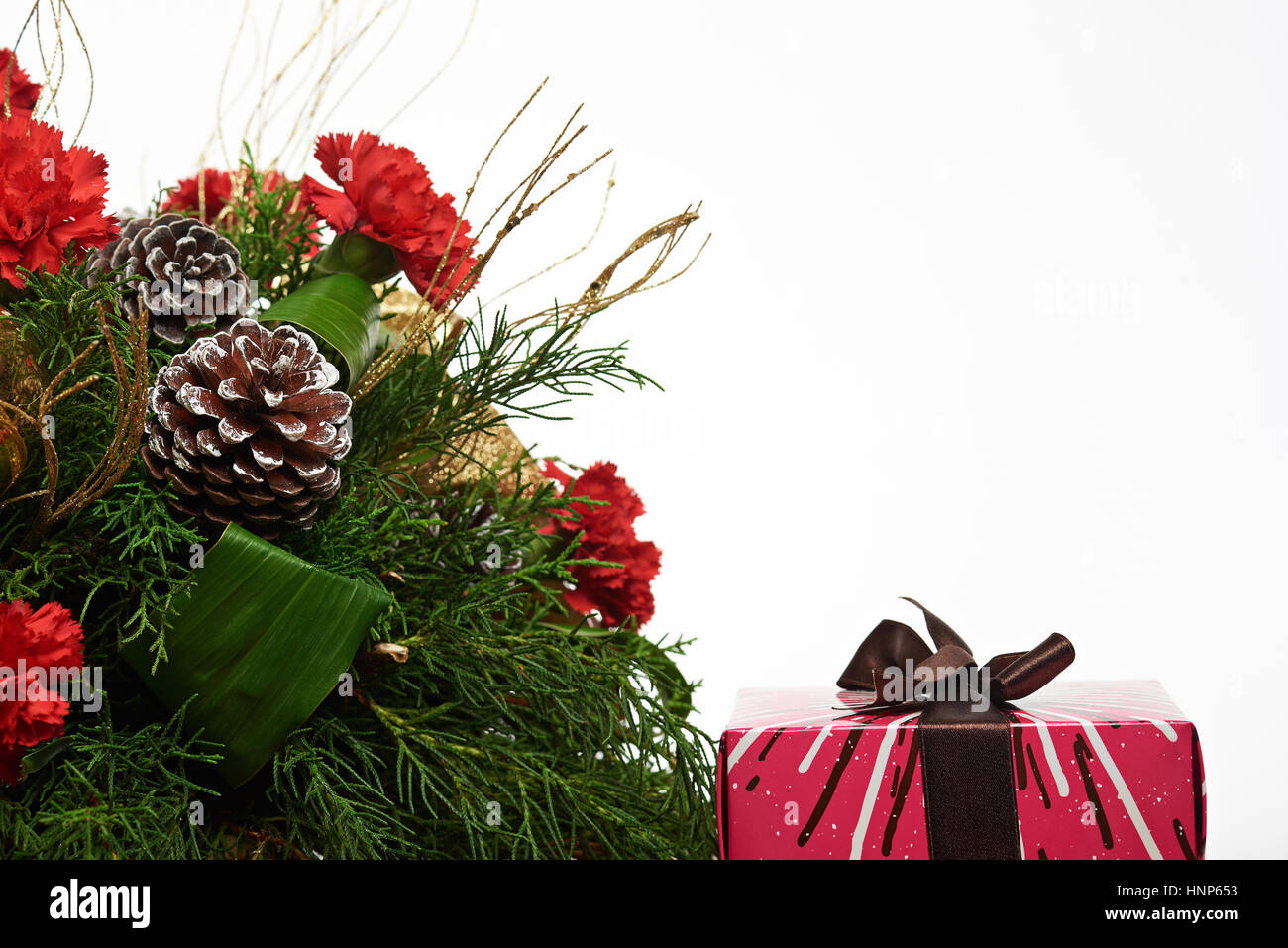 Natale scatola colorata con pino decorazione cono isolato su sfondo bianco Foto Stock