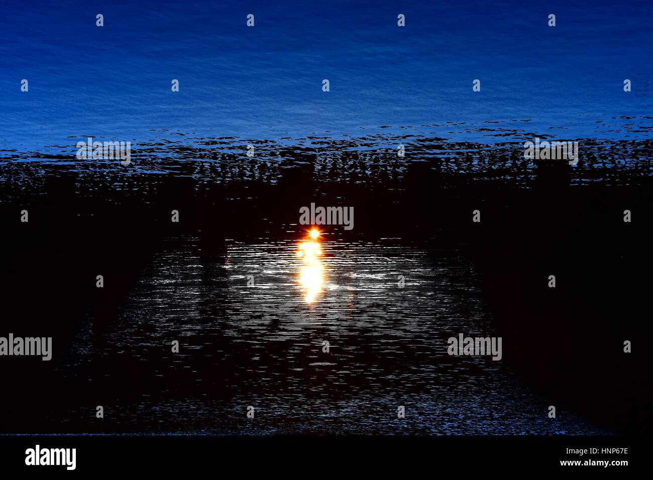 Raggio di luce sull'acqua. Foto Stock