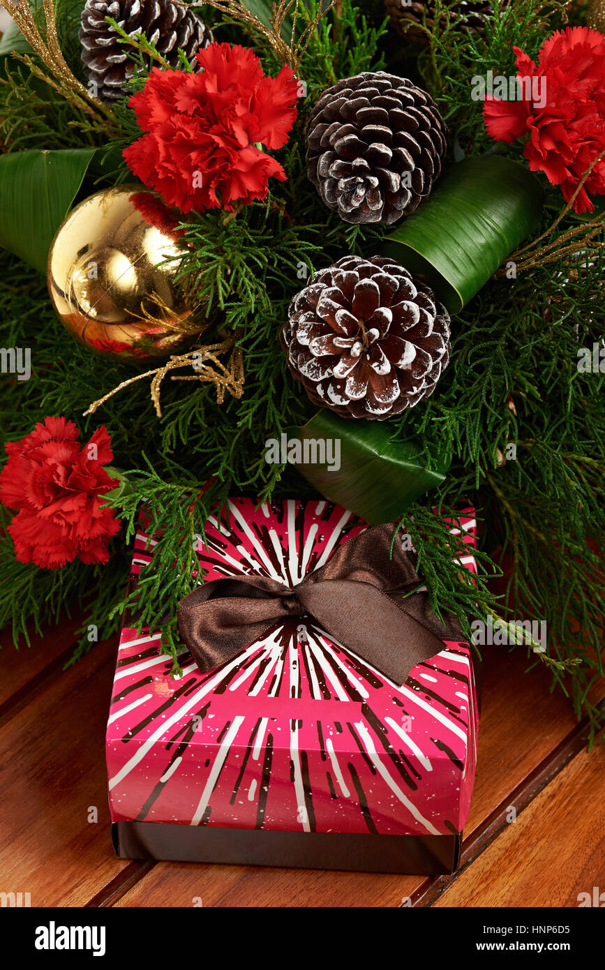 Regalo colorato di rosa scatola con nastro marrone sul legno decorazione di sfondo Foto Stock
