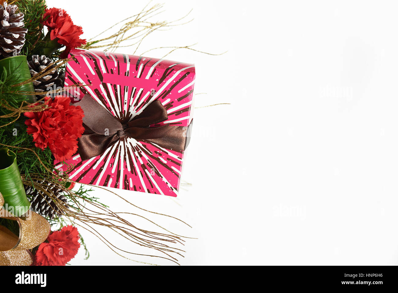 Rosa colorato presente confezione regalo per Natale con copyspace isolato su bianco Foto Stock