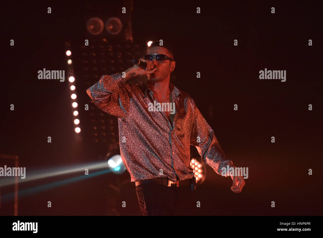 Napoli, Italia. Xiv Feb, 2017. Marracash un italiano di rapper e cantautore, suona dal vivo al Pala Partenope di Napoli durante il suo tour 'Santeria Live Tour". Credito: Paola Visone/Pacific Press/Alamy Live News Foto Stock