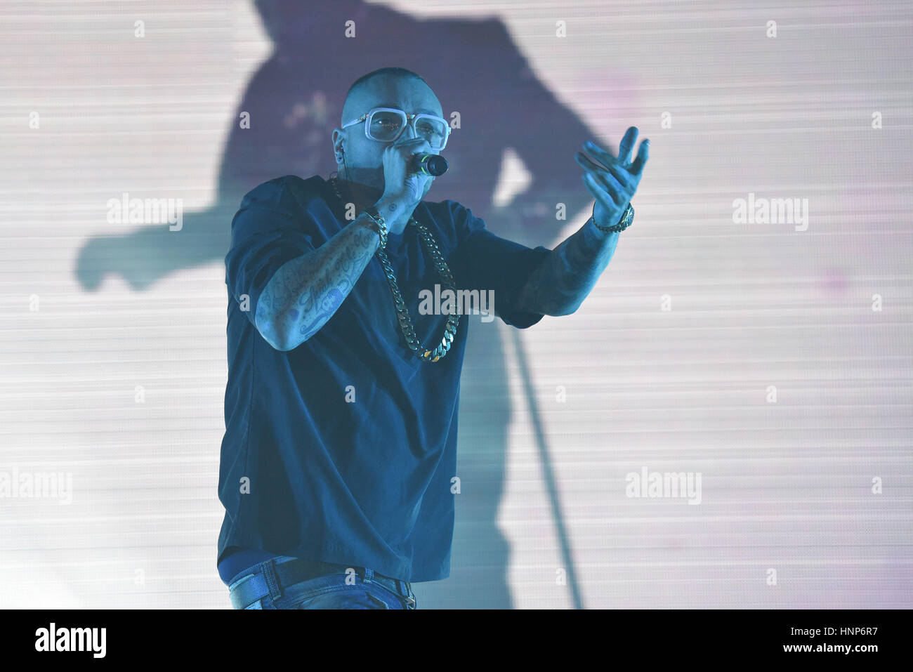 Napoli, Italia. Xiv Feb, 2017. Gué Pequeno un italiano di rapper e cantautore, suona dal vivo al Pala Partenope di Napoli durante il suo tour 'Santeria Live Tour". Credito: Paola Visone/Pacific Press/Alamy Live News Foto Stock