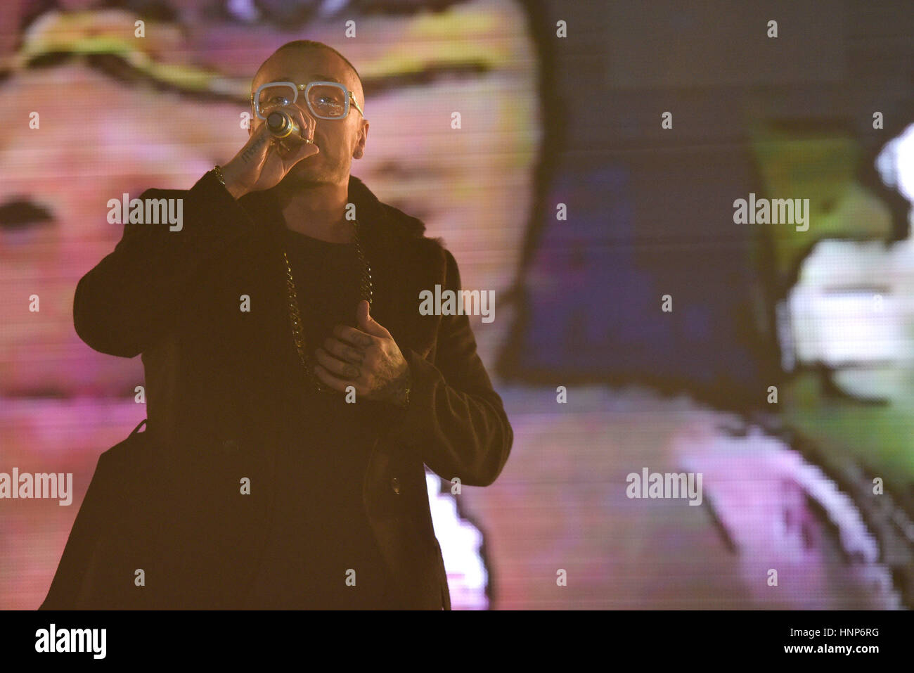 Napoli, Italia. Xiv Feb, 2017. Gué Pequeno un italiano di rapper e cantautore, suona dal vivo al Pala Partenope di Napoli durante il suo tour 'Santeria Live Tour". Credito: Paola Visone/Pacific Press/Alamy Live News Foto Stock