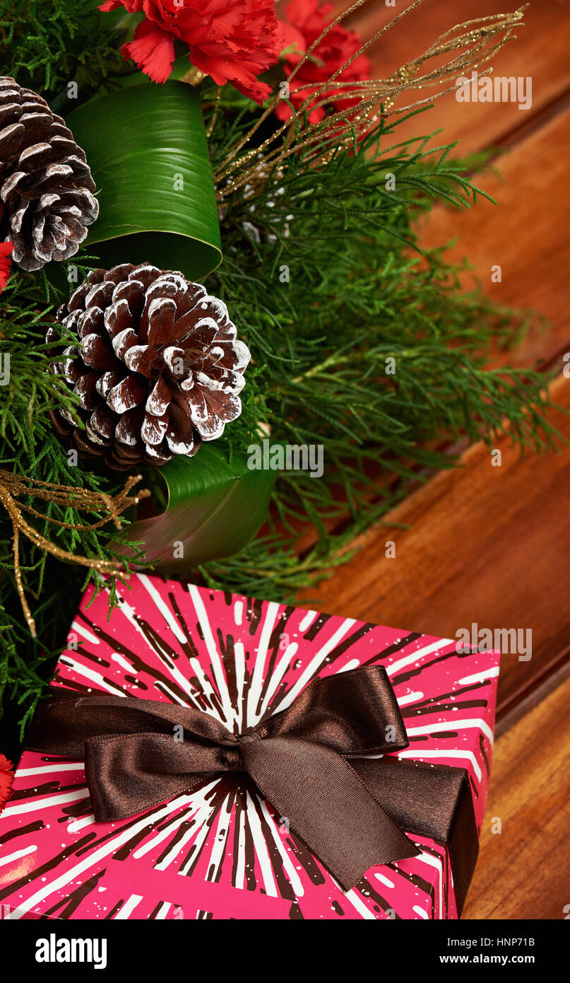 Brown box colorati sul tavolo in legno di pino di natale decorazione cono Foto Stock