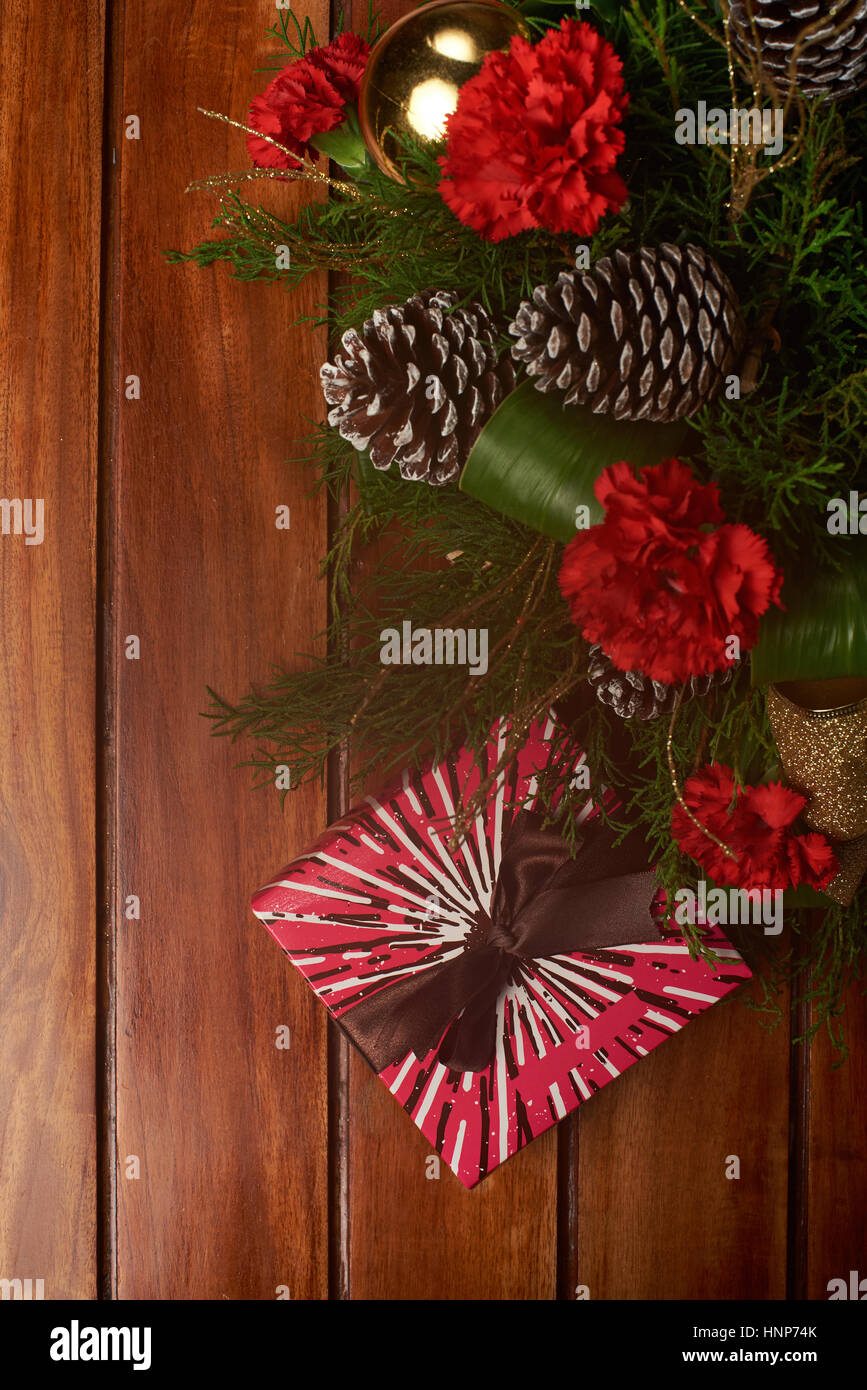 Natale sfondo in legno di pino e di decorazioni di fiori Foto Stock