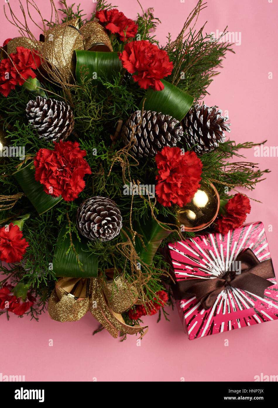 Natale decoraion su sfondo rosa con la presente casella Foto Stock