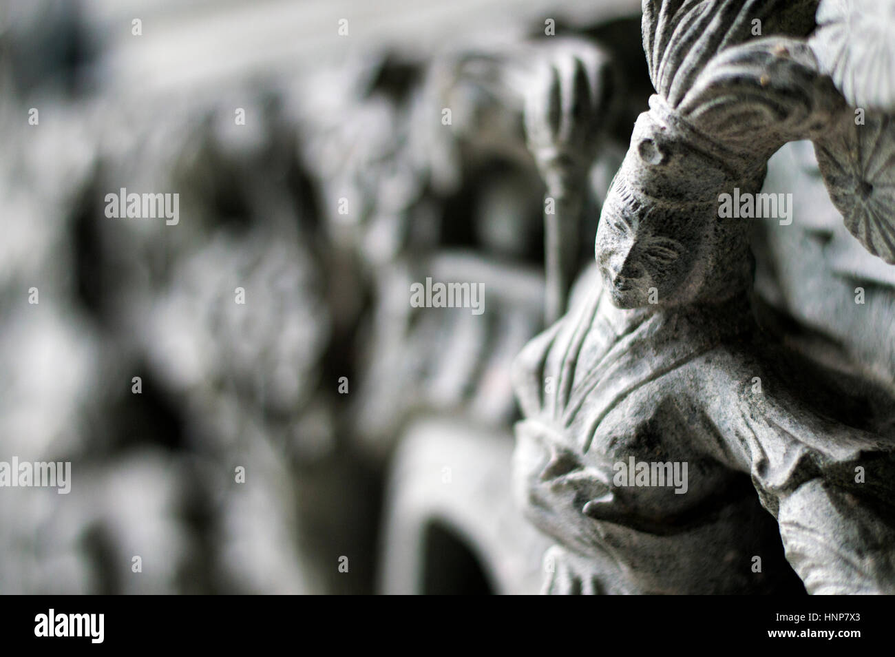 Piccole sculture in pietra sul pilastro, Associazione Hainan e Tempio, Jalan Muntiri, Georgetown, Penang, Malaysia Foto Stock