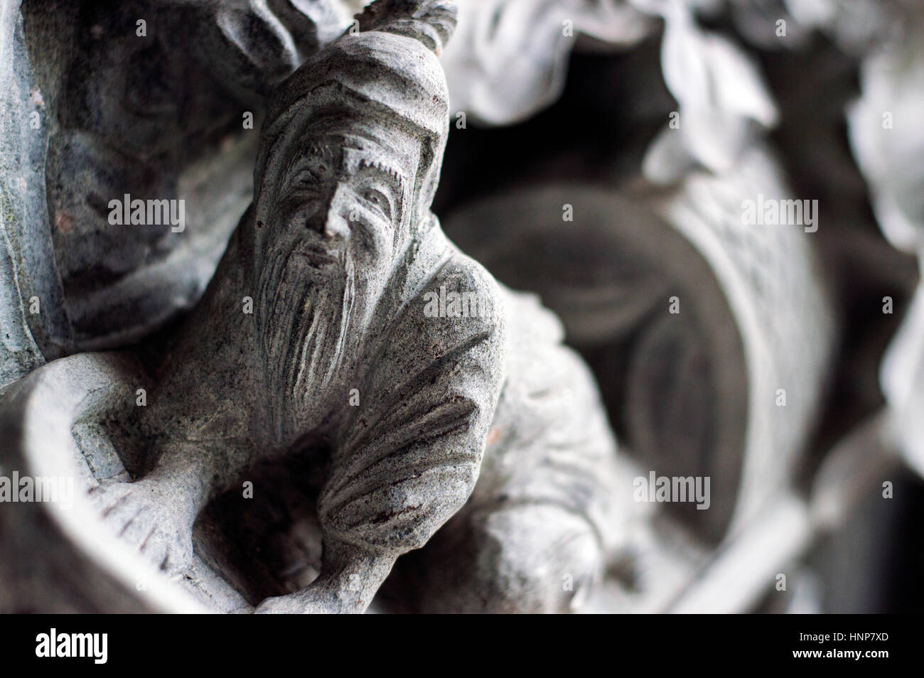 Piccole sculture in pietra sul pilastro, Associazione Hainan e Tempio, Jalan Muntiri, Georgetown, Penang, Malaysia Foto Stock