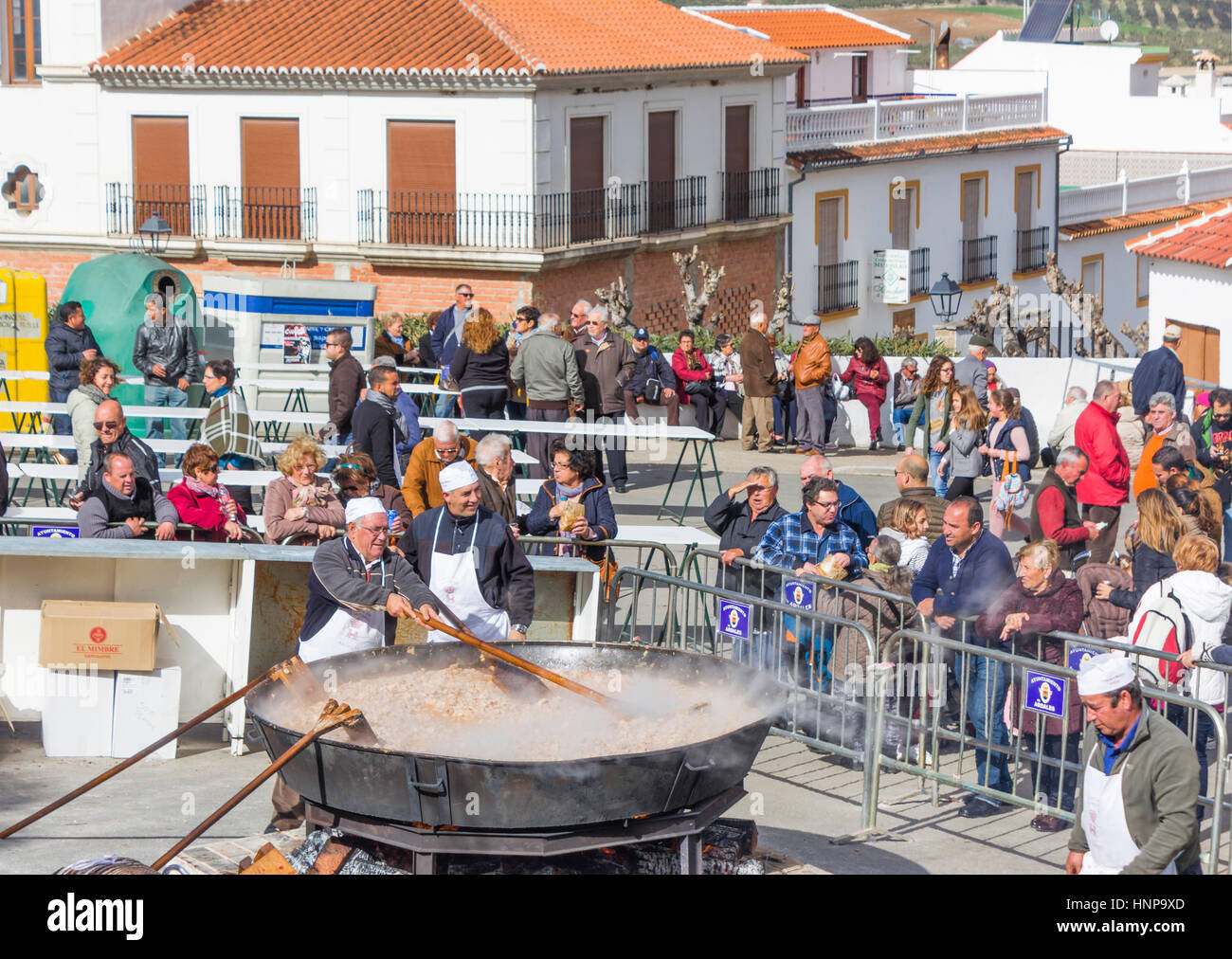 Ardales, provincia di Malaga, Andalusia, Spagna. La Dia annuale de La Matanza o Festival della macellazione. In questo giorno le donne e gli uomini del villaggio recrea Foto Stock