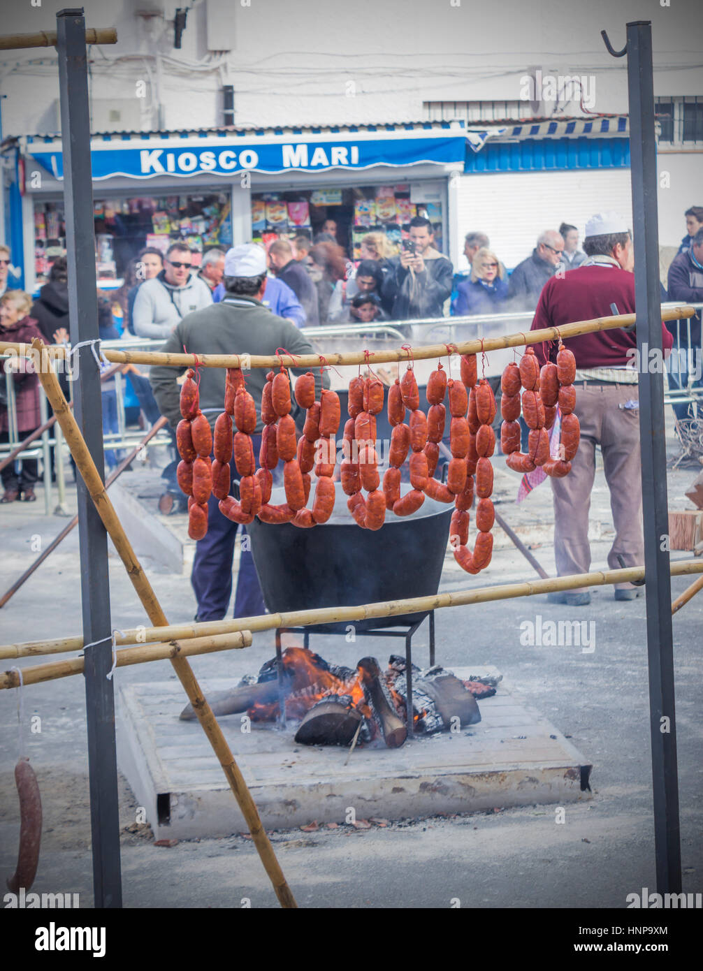 Ardales, provincia di Malaga, Andalusia, Spagna. La Dia annuale de La Matanza o Festival della macellazione. In questo giorno le donne e gli uomini del villaggio recrea Foto Stock