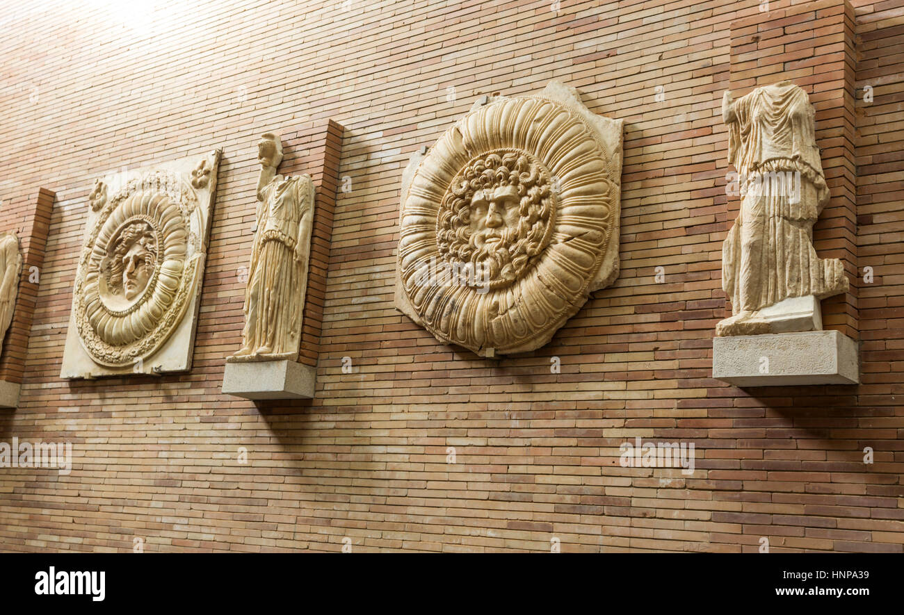 Merida, provincia di Badajoz, Estremadura, Spagna. Museo Nacional de Arte Romano. Museo Nazionale di Arte Romana. Le placche sulla parete nella sala principale. Foto Stock