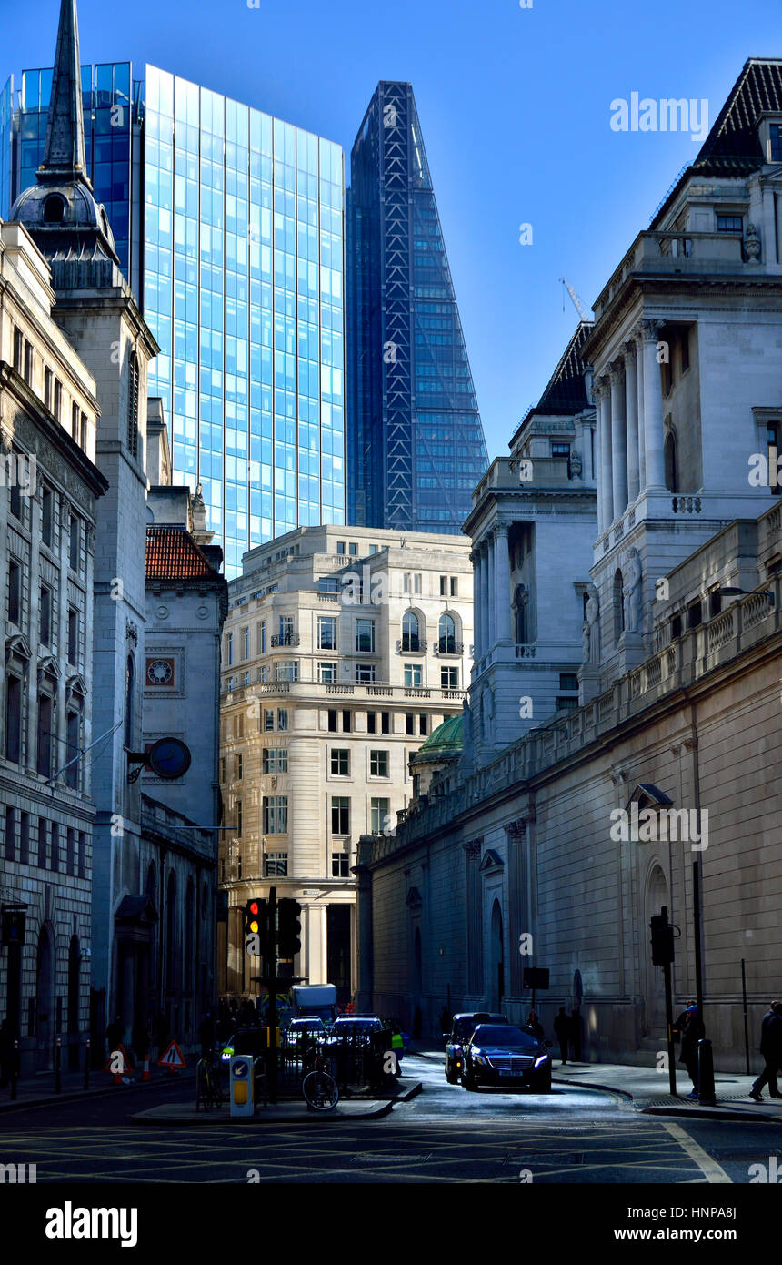 Londra, Inghilterra, Regno Unito. Lothbury (street) dietro la banca di Inghilterra guardando verso "l'Cheesegrater' - 122 Leadenhall Street Foto Stock